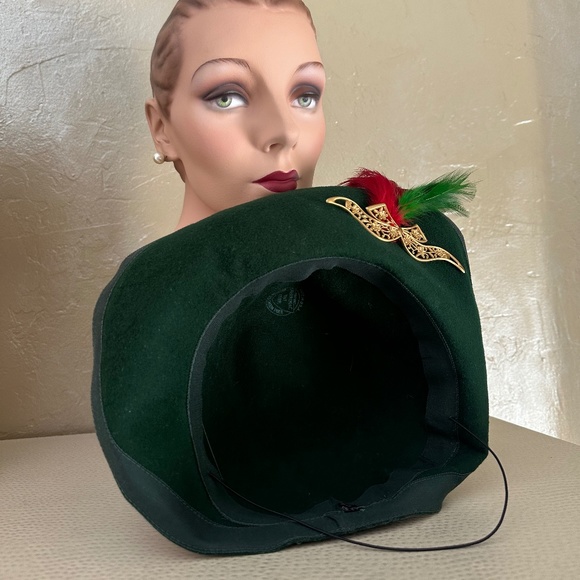 FESTIVE 1940\'s GREEN FELT  FEDORA WITH GROSGRAIN EDGING , BROOCH & FEATHERS main image 4